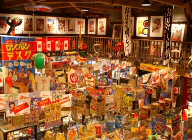 Golosinas, afiches de películas, decoración de madera, pilas de juguetes...así es el ambiente de los dagashiya.