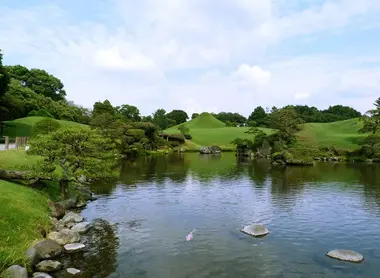 A lo lejos se puede ver una colina con la forma del Monte Fuji. 