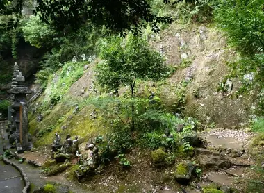 Des statues éparpillées sur le flan du Mont Kinpo