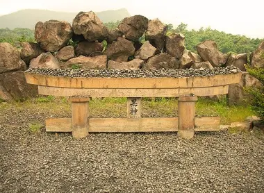 Le torii ensevelit du Sakurajima