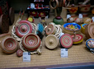 Antiguos toupies koma en el museo del juguete de Kurashiki.