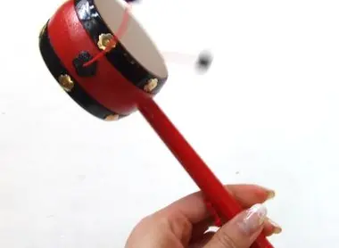 El den den daiko entretiene a los bebés por horas.