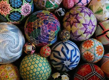 Las pelotas temari son hechas a mano y únicas.
