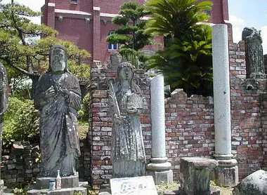 Statues dans le jardin de la cathédrale.
