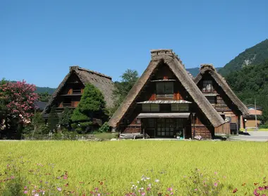 Casas tradicionales gassho-zukuri, en el pequeño pueblo de Shirakawago, cerca de Takayama Casas tradicionales gassho-zukuri, en el pequeño pueblo de Shirakawago, cerca de Takayama