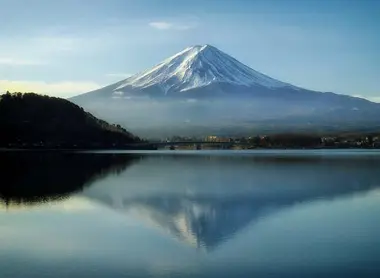 En invierno la vista del Monte Fuji está especialmente despejada. En invierno la vista del Monte Fuji está especialmente despejada.