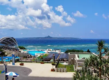 Churaumi se situe dans un grand parc en bord d'océan.
