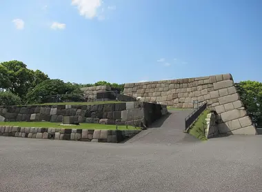 Bases de la mazmorra que podría ser reconstruida en un futuro.