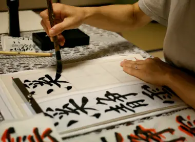 Une personne s'adonnant à la calligraphie Une personne s'adonnant à la calligraphie