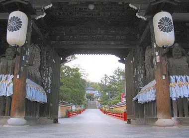 L'entée Niomon à l'entrée du Nakayama-dera