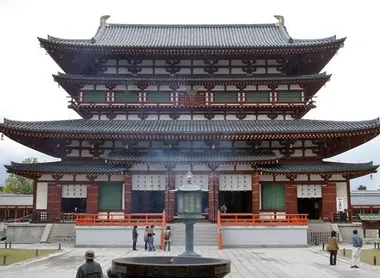 Le hall d'or du temple de Yakushi.