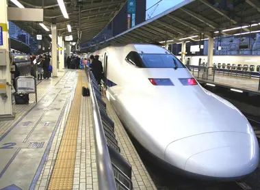 Un shinkansen dans la Tokyo Station