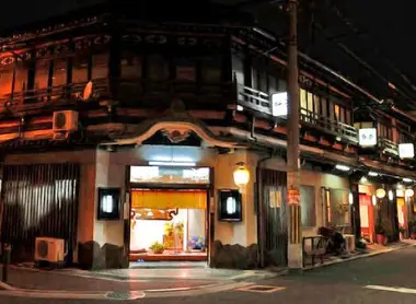 Une des vieilles batisses du quartier de Tobita Shinchi Une des vieilles batisses du quartier de Tobita Shinchi