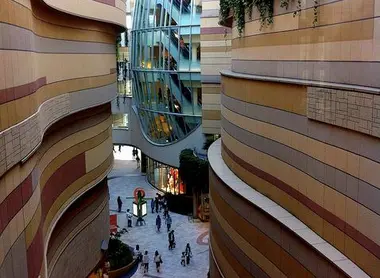 L'intérieur du Namba Parks L'intérieur du Namba Parks