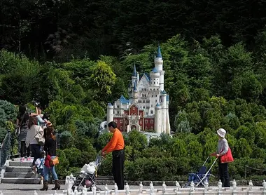 Les images étonnantes données par les proporitions des monuments du Tobu World Square