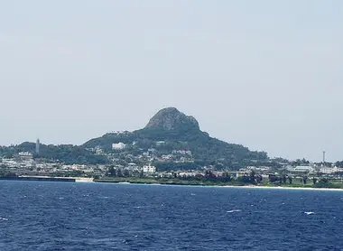 Le Mont Gusuku de l'île d'Ie vue de loin