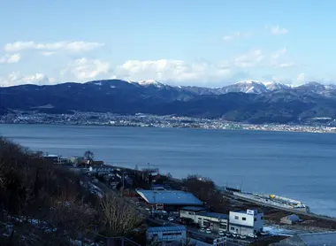 Le lac Suwa, au coeur des montagnes