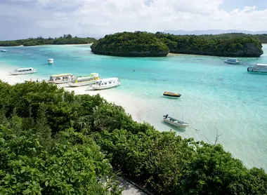 La mer bleue turquoise d'Ishigaki-jima