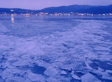 Sur le lac, en hiver, Uue crête commence à apparaître