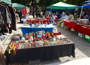 Les stands du marché au puces du temple Osu-Kannon