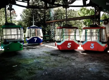 Les vieilles nacelles d'une attraction du Nara Dreamland