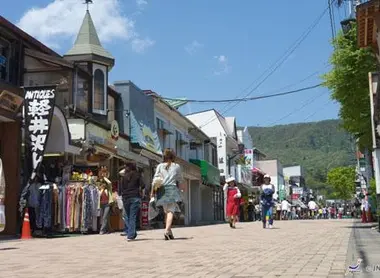 La rue centrale du quartier de "Ginza" de Karuizawa.