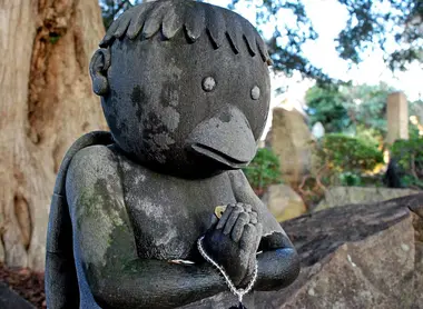 Une statue de Kappa recueillant de petites offrandes