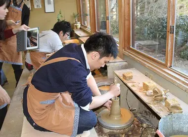Atelier de tour de potier à Shigaraki. Atelier de tour de potier à Shigaraki.