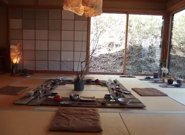 La table d'un repas Kaiseki servit avec de la céramique shigaraki à Kenzo Tobo. La table d'un repas Kaiseki servit avec de la céramique shigaraki à Kenzo Tobo.