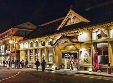 Gente vestida con yukata se dirigen al onsen Kinosaki. Gente vestida con yukata se dirigen al onsen Kinosaki.