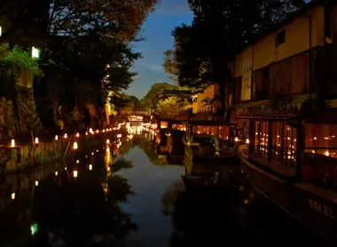 Paseo en los canales de Omihachiman. Paseo en los canales de Omihachiman.