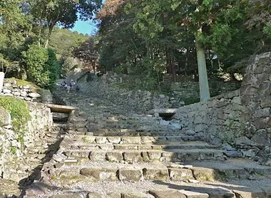 La montée vers les ruines du château d'Azuchi.