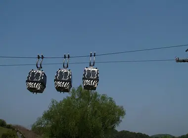 Le téléphérique qui survole le zoo du Himeji Central Park