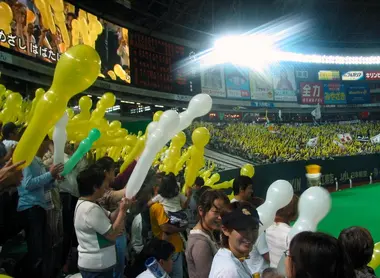 Les soirs de match, les hawks se sevrent des ces gros ballons jaunes pour supporter leur équipe.