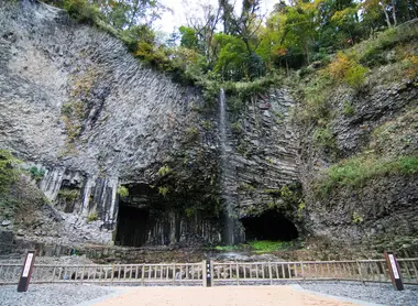 La grotte Genbudo et sa petit cascade La grotte Genbudo et sa petit cascade