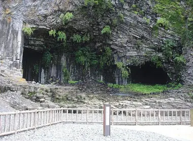 Les grottes de Genbudo