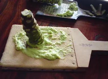 Para crear una pasta el wasabi se raya en una piel de tiburón que debe ser cambiada todos los años. Para crear una pasta el wasabi se raya en una piel de tiburón que debe ser cambiada todos los años.