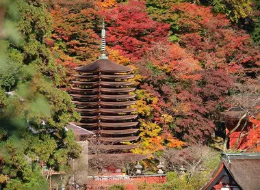 La pagode à 13 étages de Tanzan en automne, à Asuka La pagode à 13 étages de Tanzan en automne, à Asuka