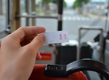 Un petit ticket que vous prendrez à la montée du bus Un petit ticket que vous prendrez à la montée du bus