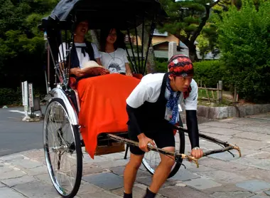 Un Jinrikisha en action Un Jinrikisha en action