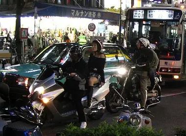 Des bikers à Shibuya Des bikers à Shibuya