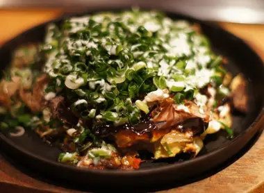 Un okonomiyaki tout juste servi. Un okonomiyaki tout juste servi.