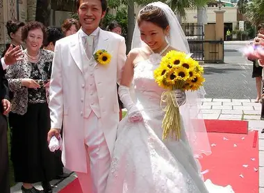 En Japón, en las bodas estilo occidental, tanto el hombre como la mujer visten de blando.