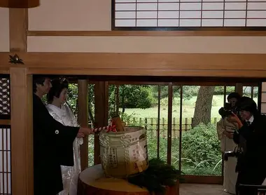 Según la tradición, los recién casados abren un barril de sake durante la boda.
