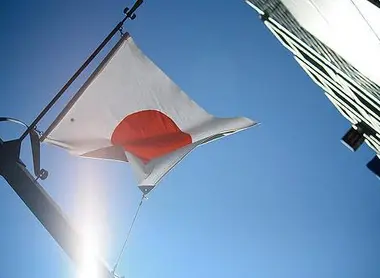 Le Hi no Maru ou drapeau du Japon faisant référence au Soleil Levant. Le Hi no Maru ou drapeau du Japon faisant référence au Soleil Levant.