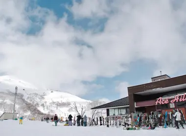 Le bas des pistes de la station Niseko Le bas des pistes de la station Niseko