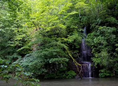 Une cascade sur le chemin de randonnée de la gorge Oraise