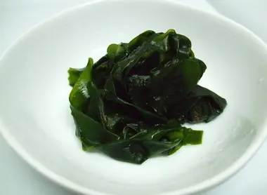 Une assiette d'algues wakame.