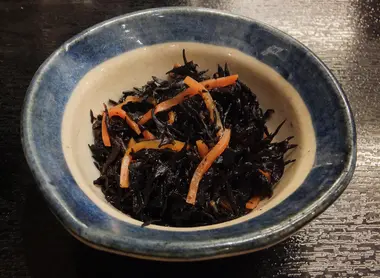 Une salade d'algues hijiki. Une salade d'algues hijiki.
