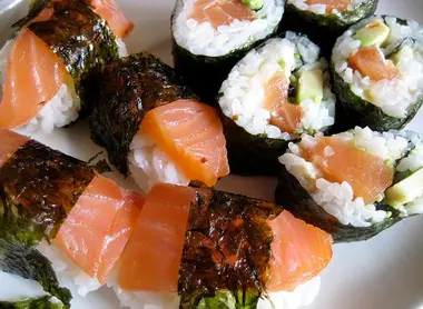 Des sushi et sashimi entourés de nori Des sushi et sashimi entourés de nori